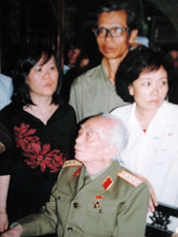 Đại tướng Võ Nguyên Giáp và hai con gái trong căn nhà tuổi thơ của Đại tướng một lần về thăm quê